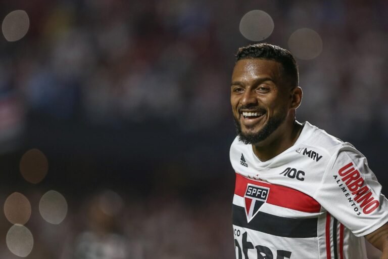 Fluminense tem interesse na contratação de Reinaldo, diz jornalista