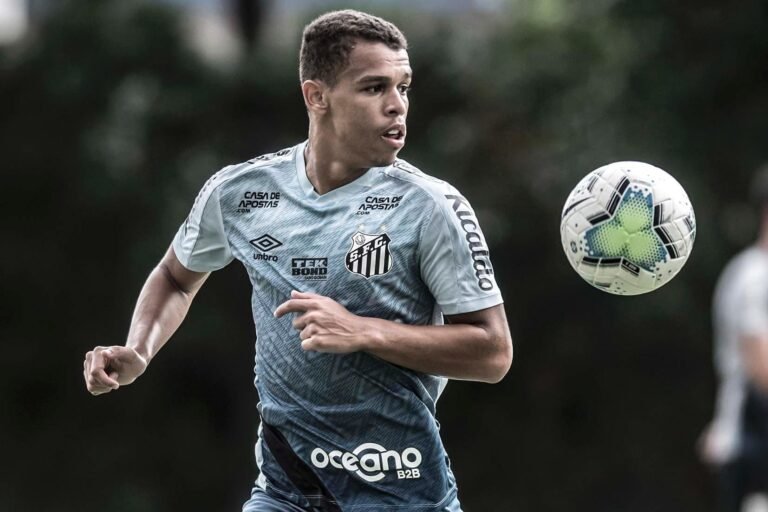 Sandry rompe ligamento cruzado do joelho e desfalca o Santos por até nove meses