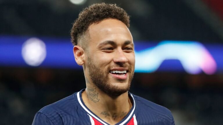 Neymar assina renovação com o PSG até 2026