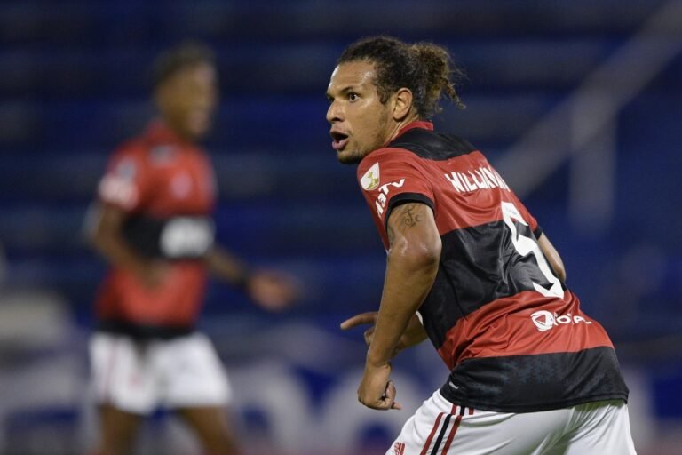 Willian Arão retorna ao meio de campo do Flamengo contra o Volta Redonda