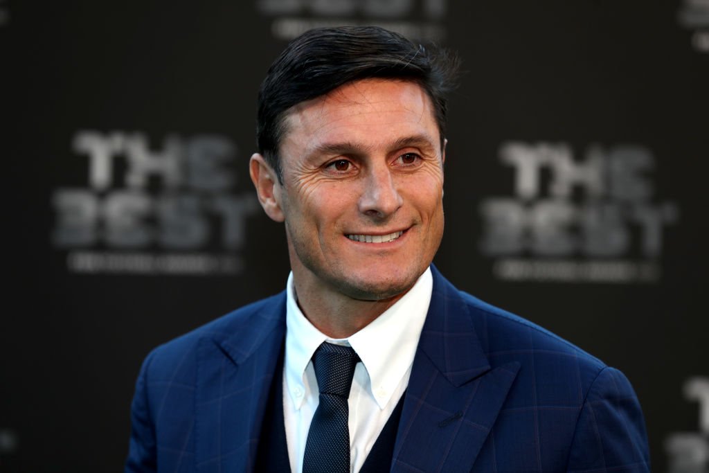 Javier Zanetti vira alvo de protestos dos torcedores da Inter contra a Superliga