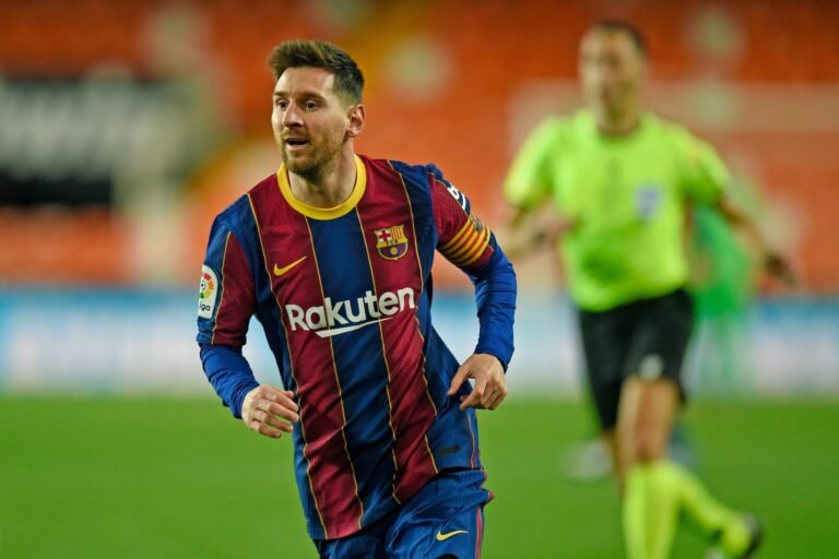 Lionel Messi se aproxima de Lewandowski na briga pela Chuteira de Ouro