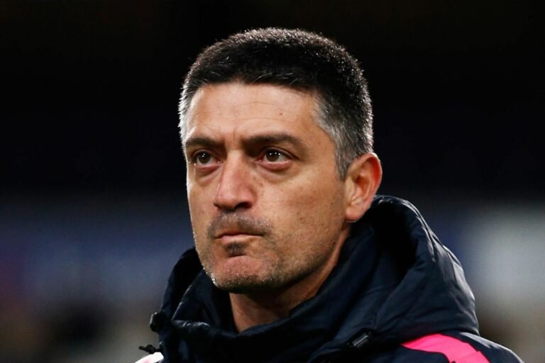 Barcelona descarta subir treinador da base para o time principal