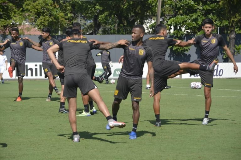Também em um momento conturbado, The Strongest treina no CT Rei Pelé