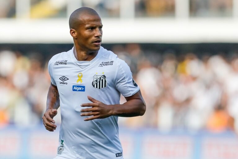 Carlos Sánchez é alvo do São Paulo, mas salário de R$ 500 mil complica