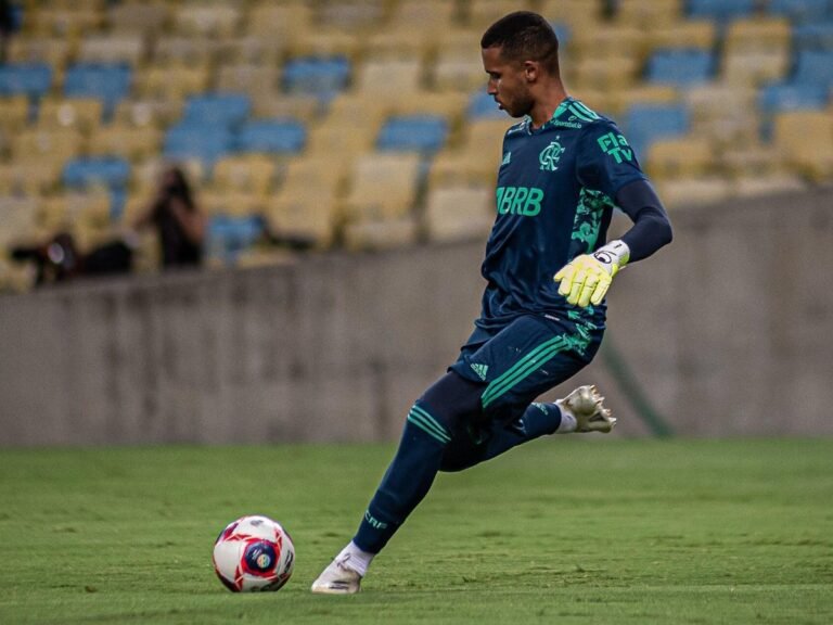 Com Hugo Souza em baixa, Gabriel Batista pode ganhar vaga de titular no Flamengo