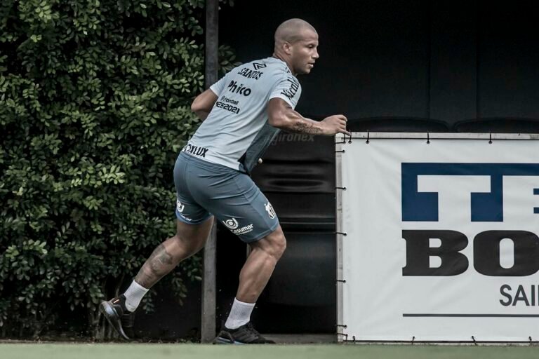 Sánchez volta aos treinos após quarentena, com futuro indefinido