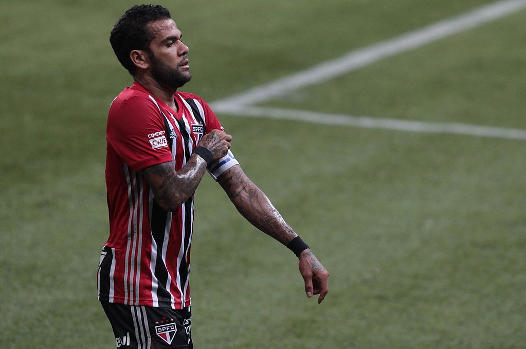 Dani Alves volta a estádio em que estreou profissionalmente e se reinventou no São Paulo