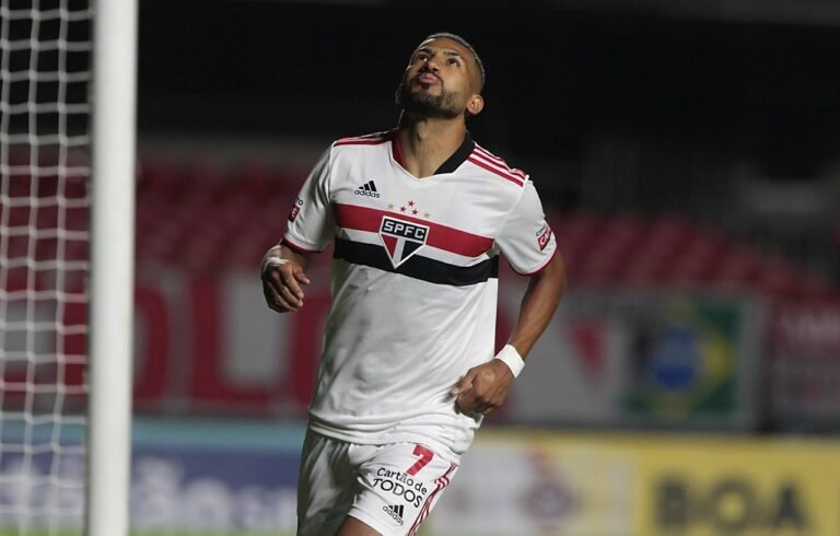 Presidente do São Paulo diz que Rojas não deve ficar