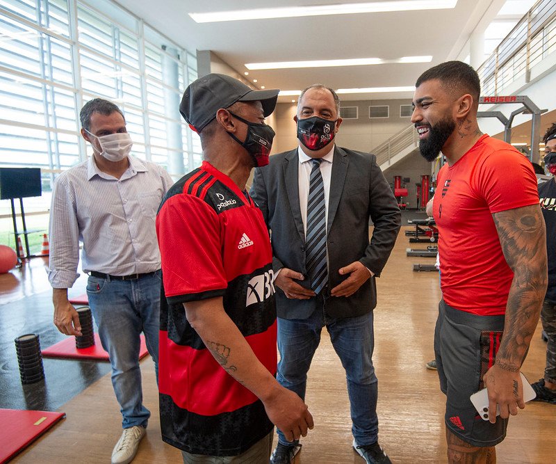 Após dois anos preso na Rússia, motorista Róbson Nascimento visita CT do Flamengo