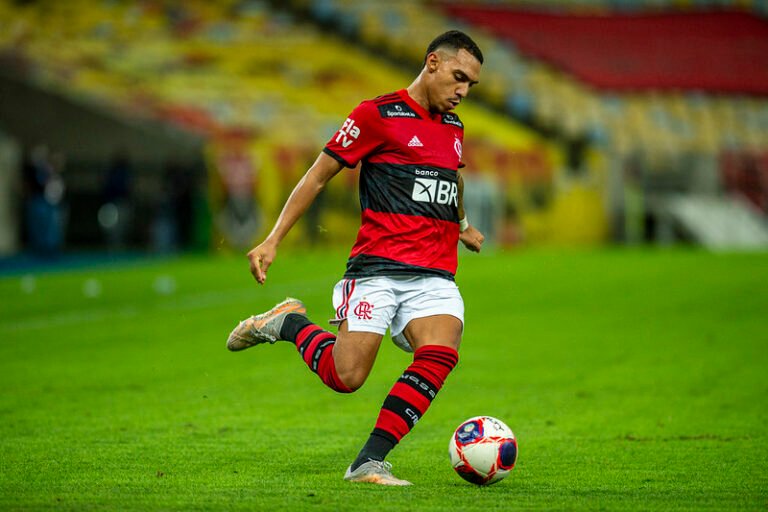 Mesmo sendo reserva, Matheuzinho é o lateral com mais assistências pelo Flamengo