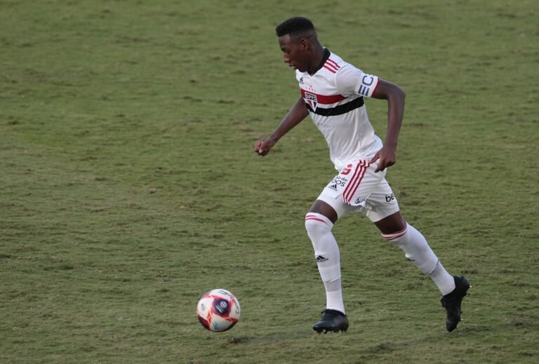 Léo vibra com braçadeira de capitão e elogia sua atuação “Um bom jogo”