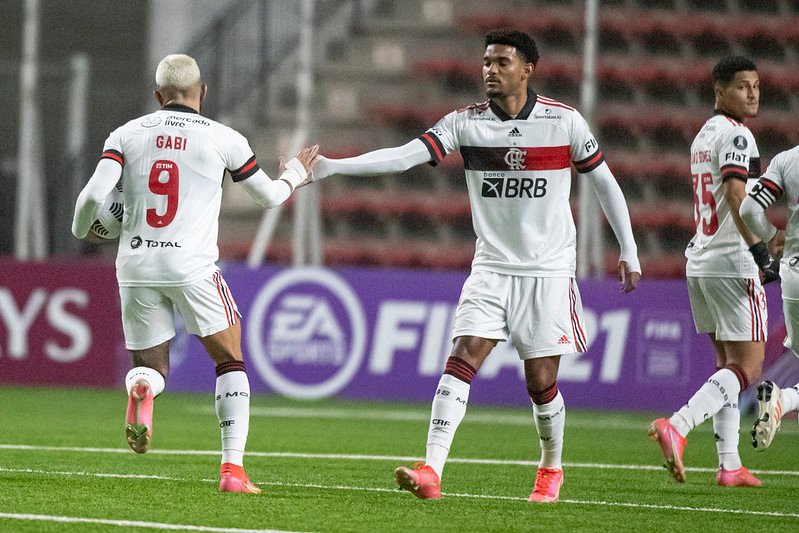 Mesmo com erros da defesa, Flamengo empata com Unión La Calera
