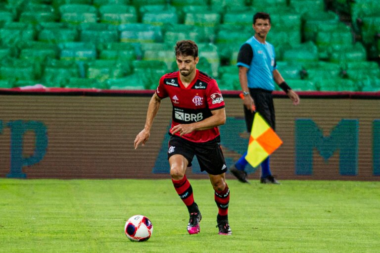 Poupado contra a LDU, Rodrigo Caio retorna ao Flamengo na decisão contra o Fluminense