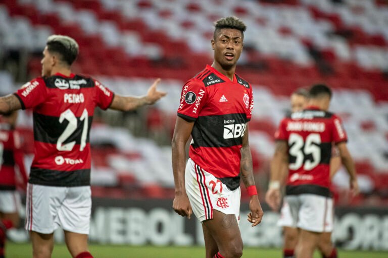 Bruno Henrique recebe terceiro cartão amarelo e desfalca o Flamengo na Libertadores