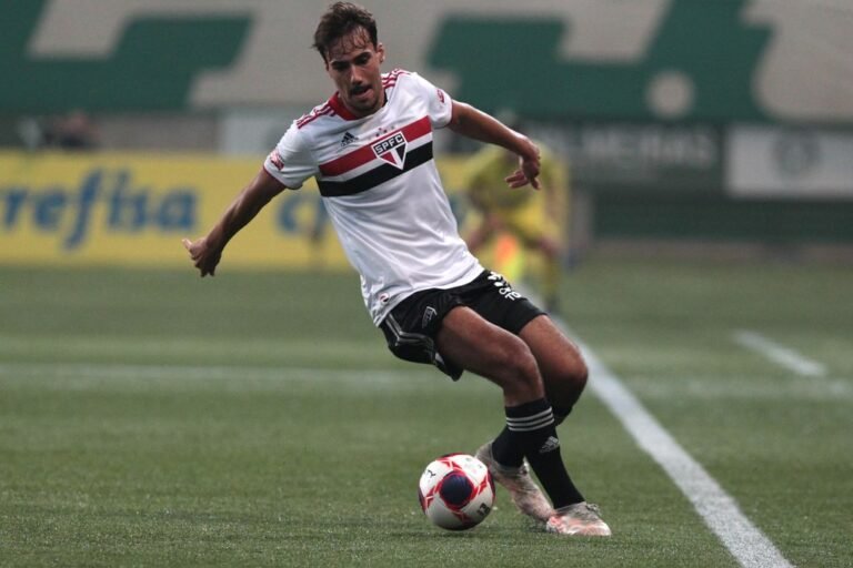 Crespo define escalação do São Paulo com disputa entre Luciano e Igor Gomes