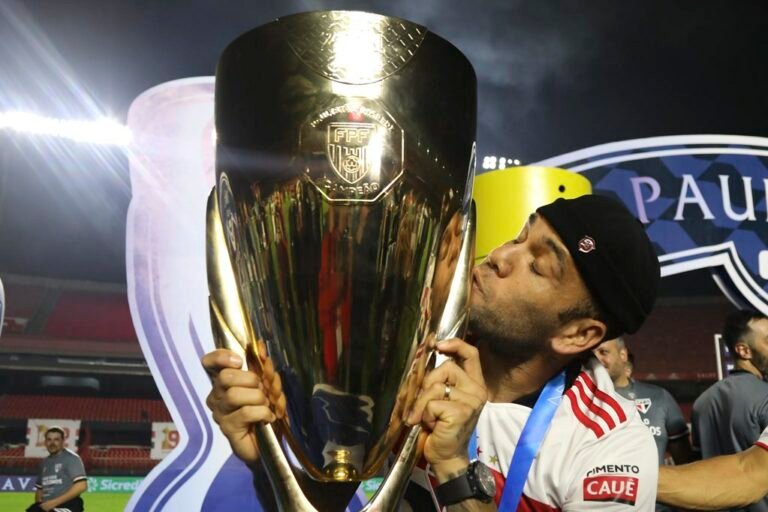 Daniel Alves sonha em disputar a Copa e diz que jogar de ala aumenta suas chances