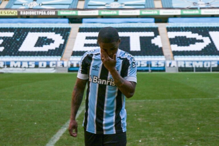 Emoção e choro de Douglas Costa no seu retorno à Arena, com o uniforme do Grêmio