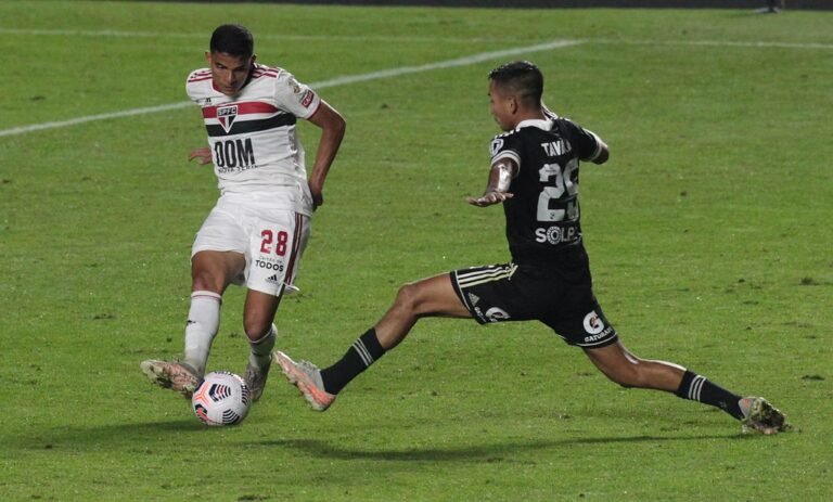 Bruno Rodrigues celebra classificação para às oitavas de finais da Libertadores