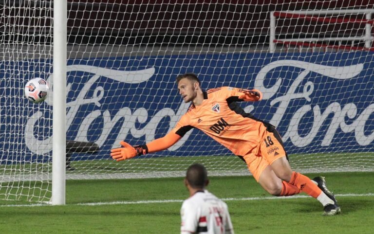 Lucas Perri agradece Crespo por sequência de jogos: “Preciso de ritmo”