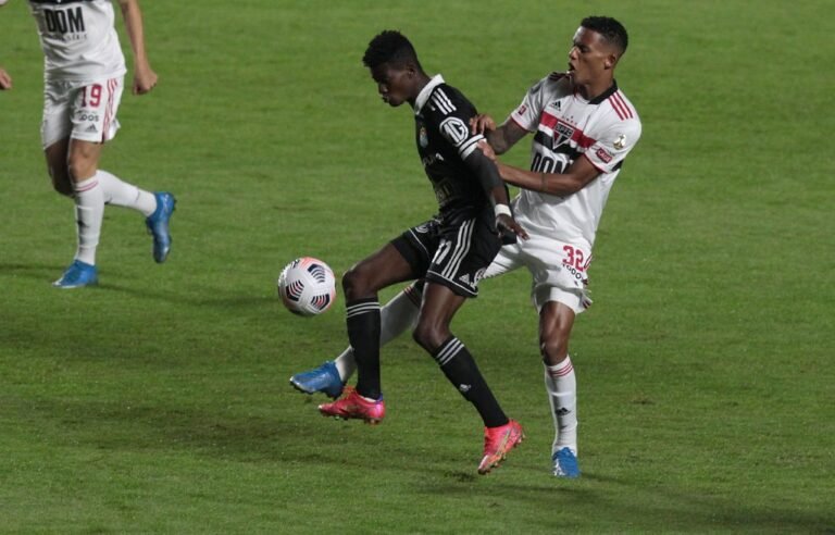 Titular na Libertadores, Rodrigo Freitas valoriza chances recebidas por Crespo