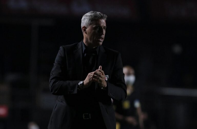 Crespo admite queda de rendimento: “Tivemos uma semana festejando muito a conquista”