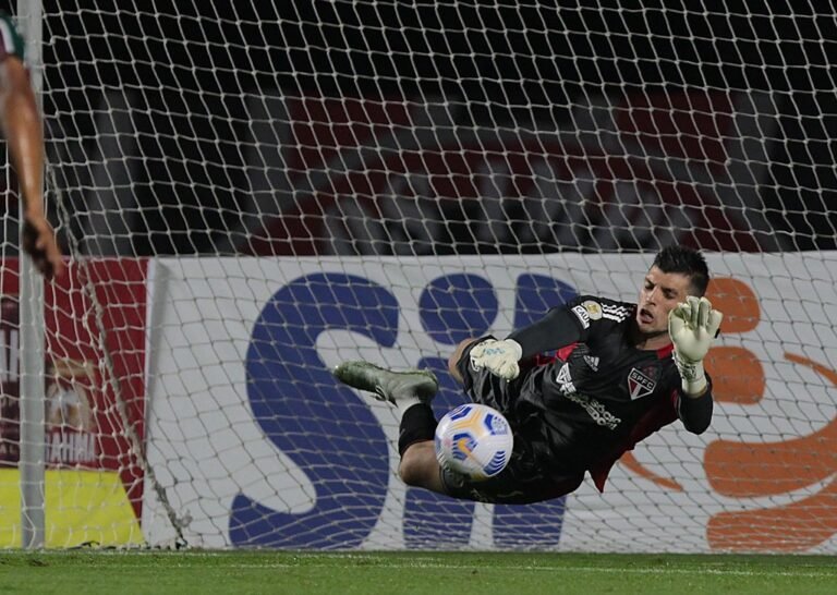 Destaque contra o Fluminense, Volpi evita lamentar empate