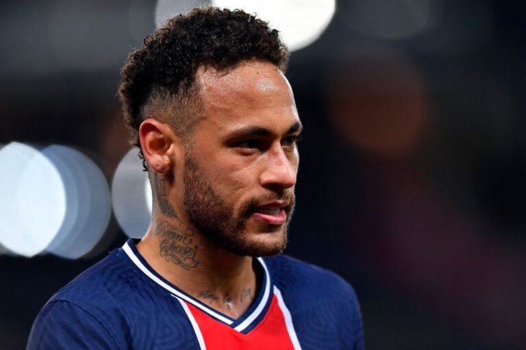 Para Neymar renovar, presidente do PSG prometeu tentar contratar Messi e Sergio Ramos