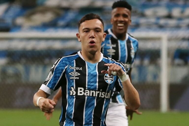 De saída do Grêmio, Pepê já tem número reservado no Porto