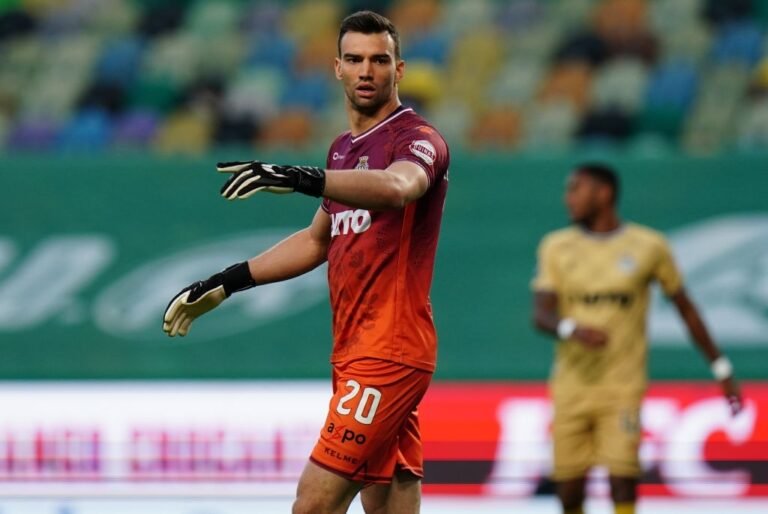 Barcelona interessado na contratação de goleiro formado no Grêmio