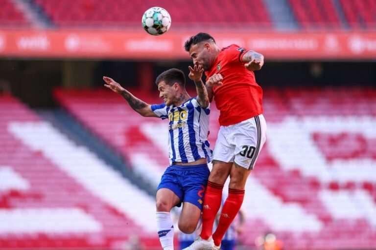 Jogadores do Benfica reclamam de arbitragem no Twitter e Otávio responde