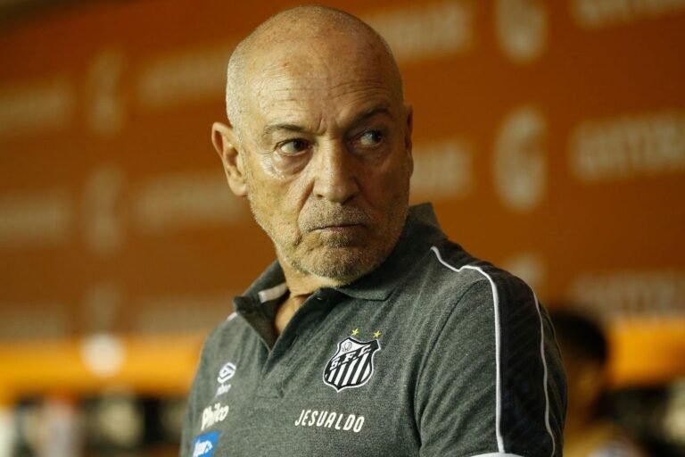 Santos está “queimado” no mercado internacional de treinadores, segundo jornalista