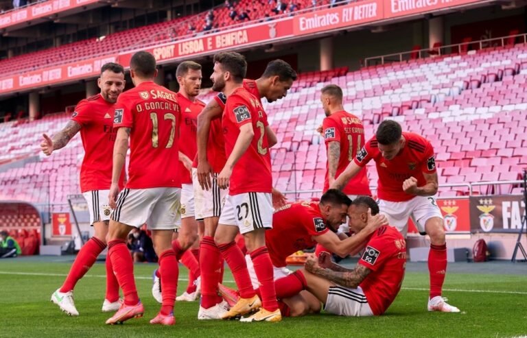 Benfica enfrenta Nacional em busca do segundo lugar