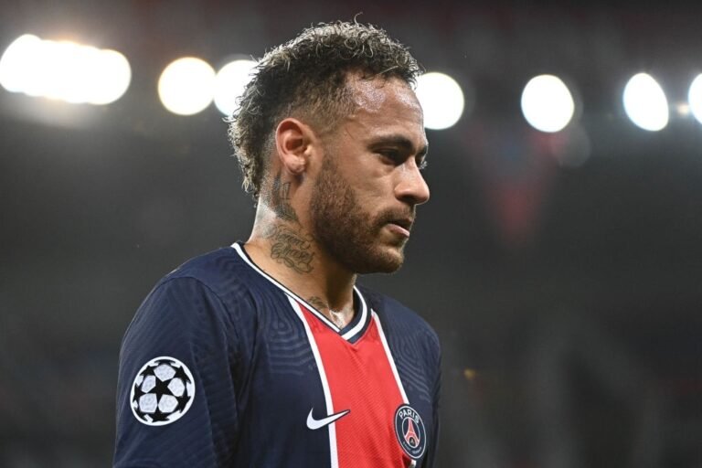 Neymar interrompe renovação com o PSG e espera pelo Barcelona