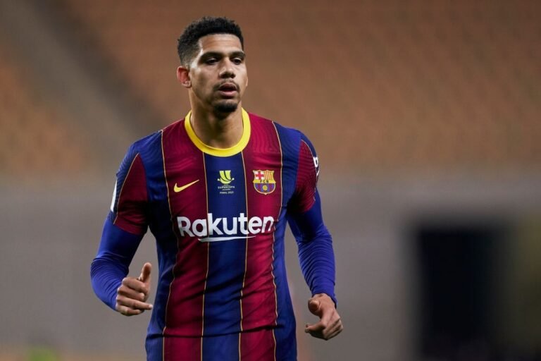 Ronald Araújo entra na mira de clube inglês e pode deixar o Barcelona