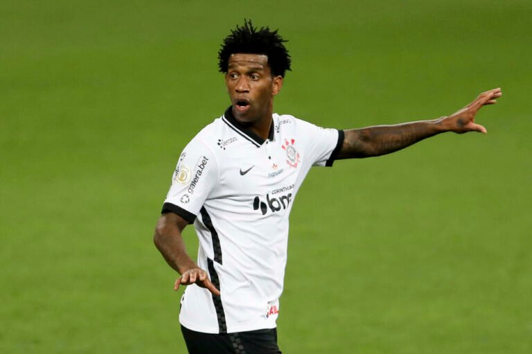 Internacional faz sondagem pelo zagueiro Gil, do Corinthians