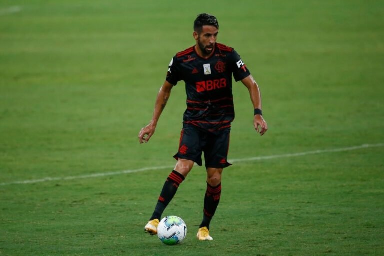 Isla pede liberação da seleção chilena para focar no Flamengo, mas dispensa é negada