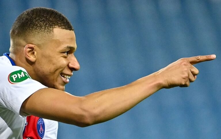 Alvo do Real Madrid, Mbappé encaminha permanência no PSG