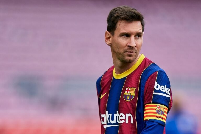 Família de Messi pede para que ele troque o Barcelona pelo PSG