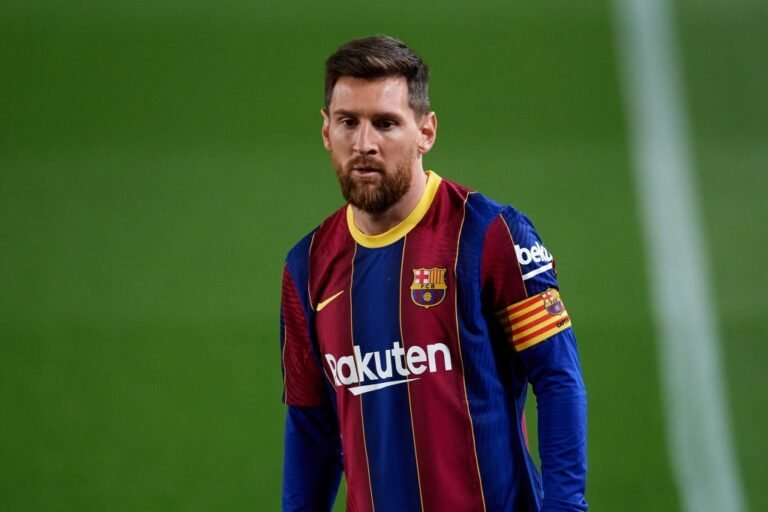 Lionel Messi fecha acordo e renova com o Barcelona até 2023