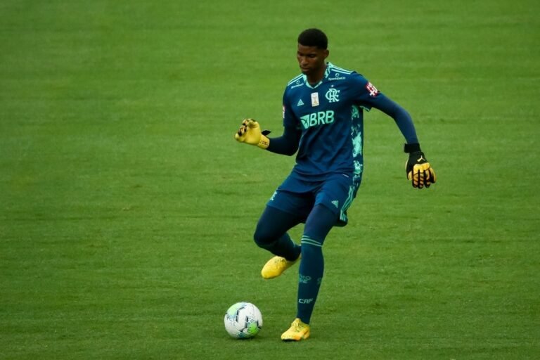 Hugo Souza entra na mira de clube inglês; Flamengo analisa possível venda