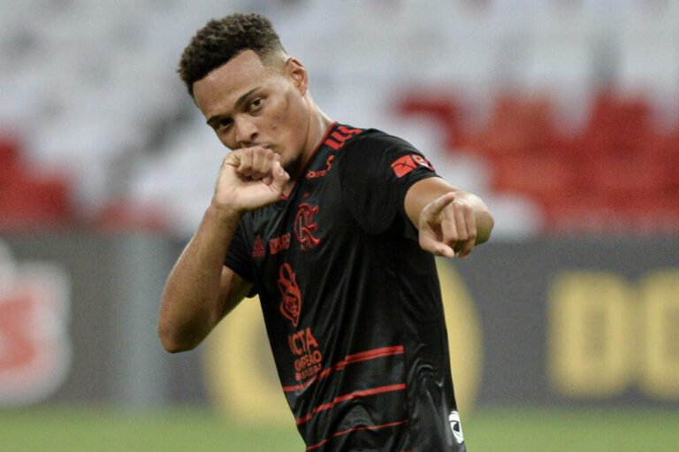 Flamengo insiste, mas negociação trava e Rodrigo Muniz fica distante do Genk