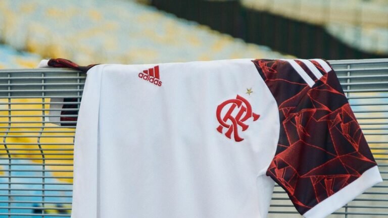 Flamengo anuncia oficialmente segundo uniforme para a temporada