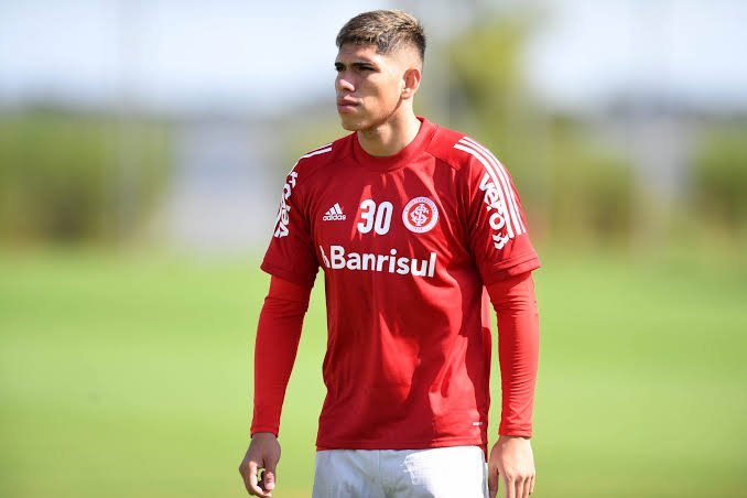 Carlos Palácios resolve problema pessoal e volta seu foco ao Internacional