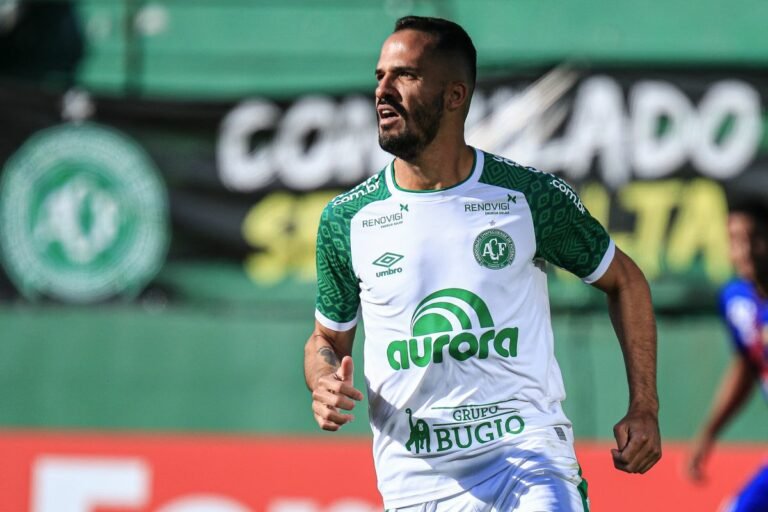 Chapecoense renova contrato com atacante Anselmo Ramon