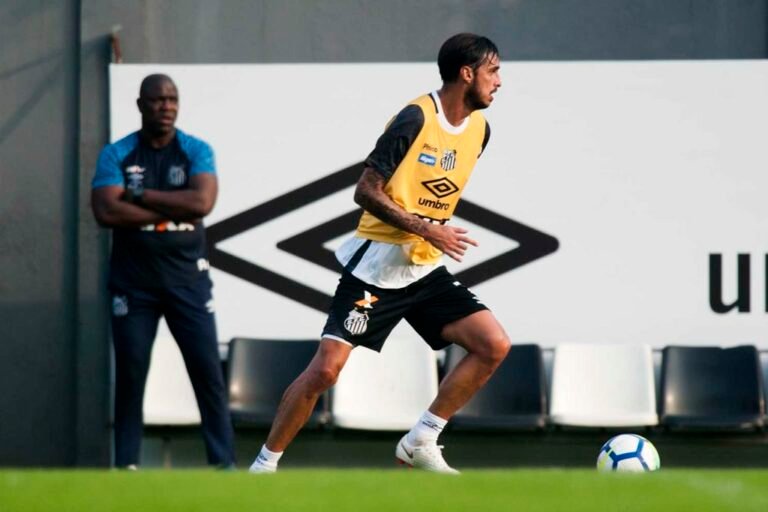 Bryan Ruiz ganha ação milionária do Santos, veja os números