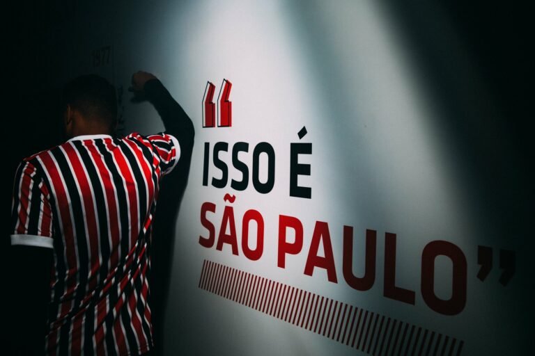 Jogadores do São Paulo apresentam segunda camisa tricolor