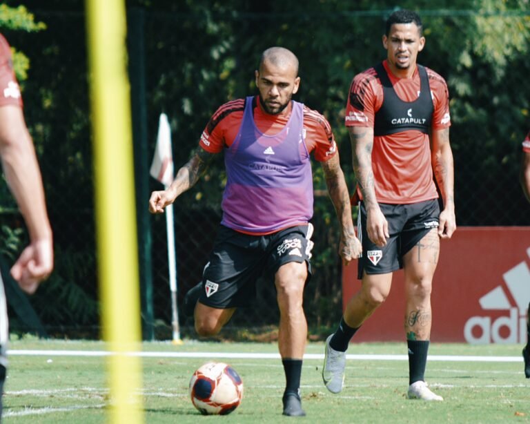 Daniel Alves e Luciano treinam com bola e podem ficar a disposição contra o Mirassol