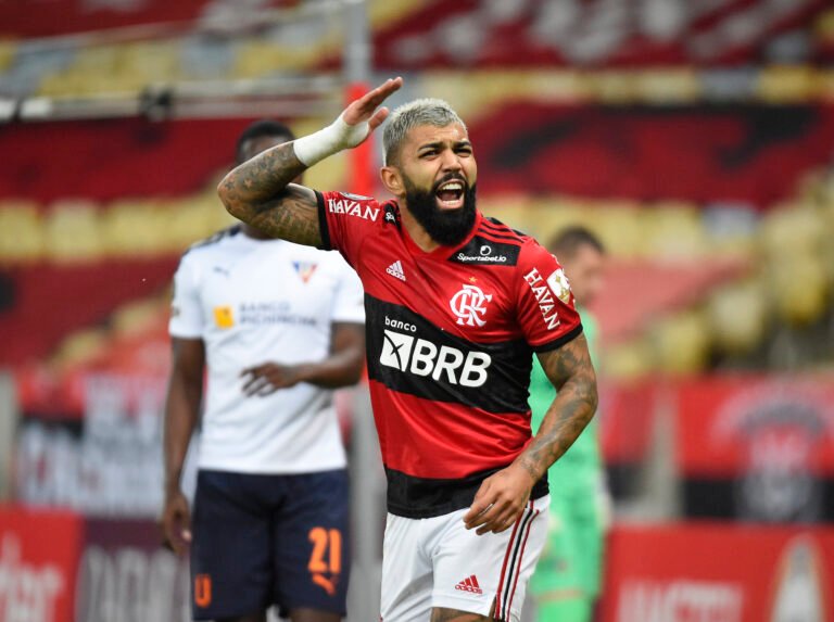 Gabigol mostra insatisfação com Ceni após ser substituído no intervalo contra a LDU