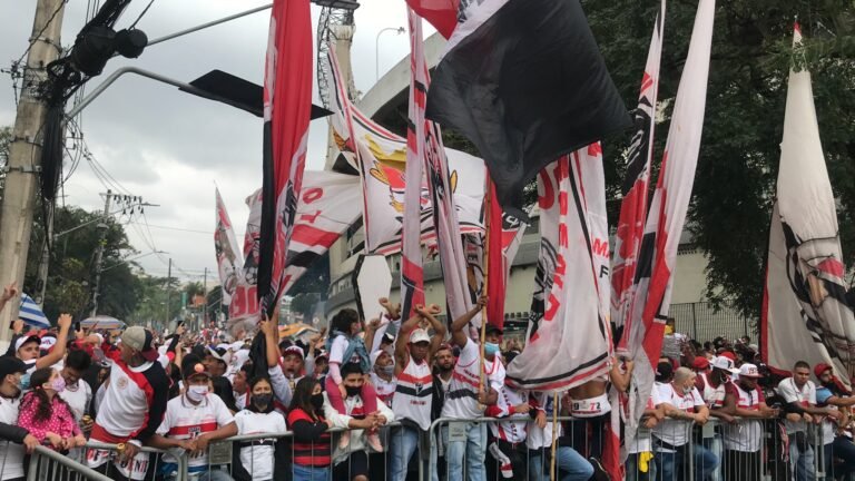 Torcida do São Paulo se aglomera no Morumbi para recepcionar elenco